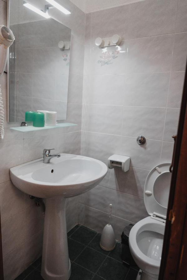 Aristotele 2* Rom